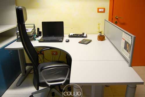 foto spazio coworking vado ligure - scrivania